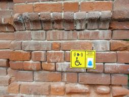 Доступность здания для инвалидов и лиц с ОВЗ (кнопка вызова и знак "Инвалид")